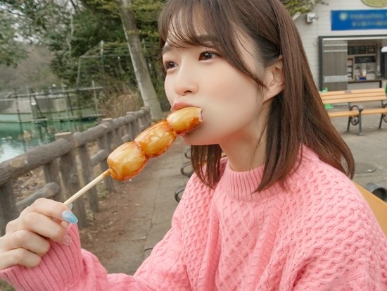 【JDレイヤーの恥辱】 カメラ小父さんにハメ撮りされる美少女！ 華奢なボディとアソコのギャップに萌え♡ 剛毛マ〇コにデカチン挿入で悶絶！