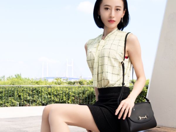 【人妻の危険な火遊び】欲求不満な美熟女妻が禁断の不倫SEXで本能剥き出し！他人棒に飢えたオマンコを手マンでグチョグチョにされ、理性ぶっ飛ぶエロい腰振りで乱れまくる！♡