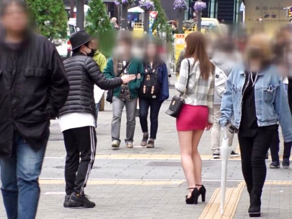 【美脚お姉さんの危険な誘惑】超ミニスカで街を歩く美脚お姉さんをナンパ！デカチンを見せつけられ、彼氏を裏切る浮気SEXに堕ちる！♪ 理性と欲望の狭間で揺れるお姉さんの淫らな姿は必見！♡