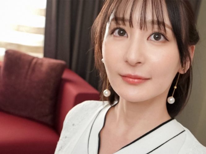 【三十路人妻の裏の顔】真面目な顔して超エロい！夫を愛する人妻がチンポに夢中♡見た目とのギャップがヤバい！禁断の快楽に溺れる美熟女の淫らな本性！