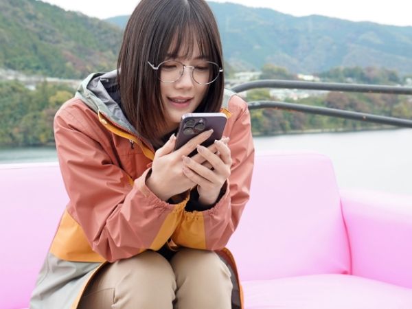 【ラブホの裏側で…】『ダメな人ほど興奮しちゃう…』地味でウブな清掃員女子が、ニートの男とイチャラブSEX！フェラや乳首舐めでご奉仕しちゃう陰キャ美少女のギャップがヤバい！♡ ラブホのベッドで中出しまでしちゃうなんて…！