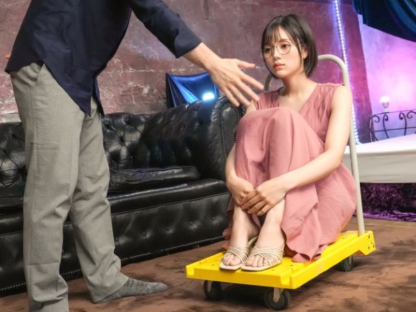 【未来型風俗体験】セクサロイドの美ボディにメロメロ！AI搭載のご奉仕マシーンがじゅぽじゅぽフェラで悶絶♥ 高速ピストンで本番SEX、人間超えのエロさに昇天必至！