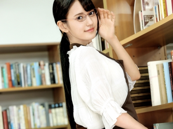 【メガネ司書の裏の顔】真面目なふりしたドスケベお姉さん！本を片手に肉棒をしゃぶり、おマンコで誘惑♥ 知的な見た目とエロさのギャップに悶絶！