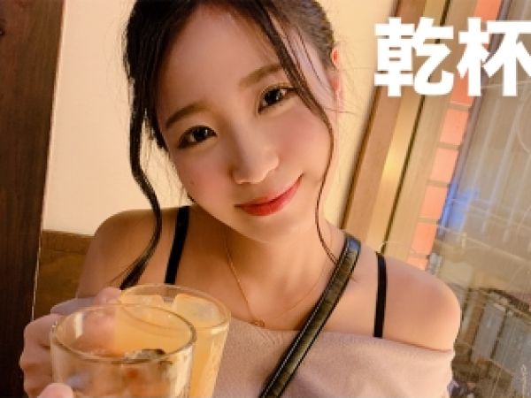 【彼氏持ち美女の浮気現場】『彼氏じゃ物足りないの…』スレンダー美乳の欲求不満美女が、スケスケ衣装でホテルにIN！彼氏以外の男と騎乗位で激しく腰を振るエロすぎる浮気SEX！♡